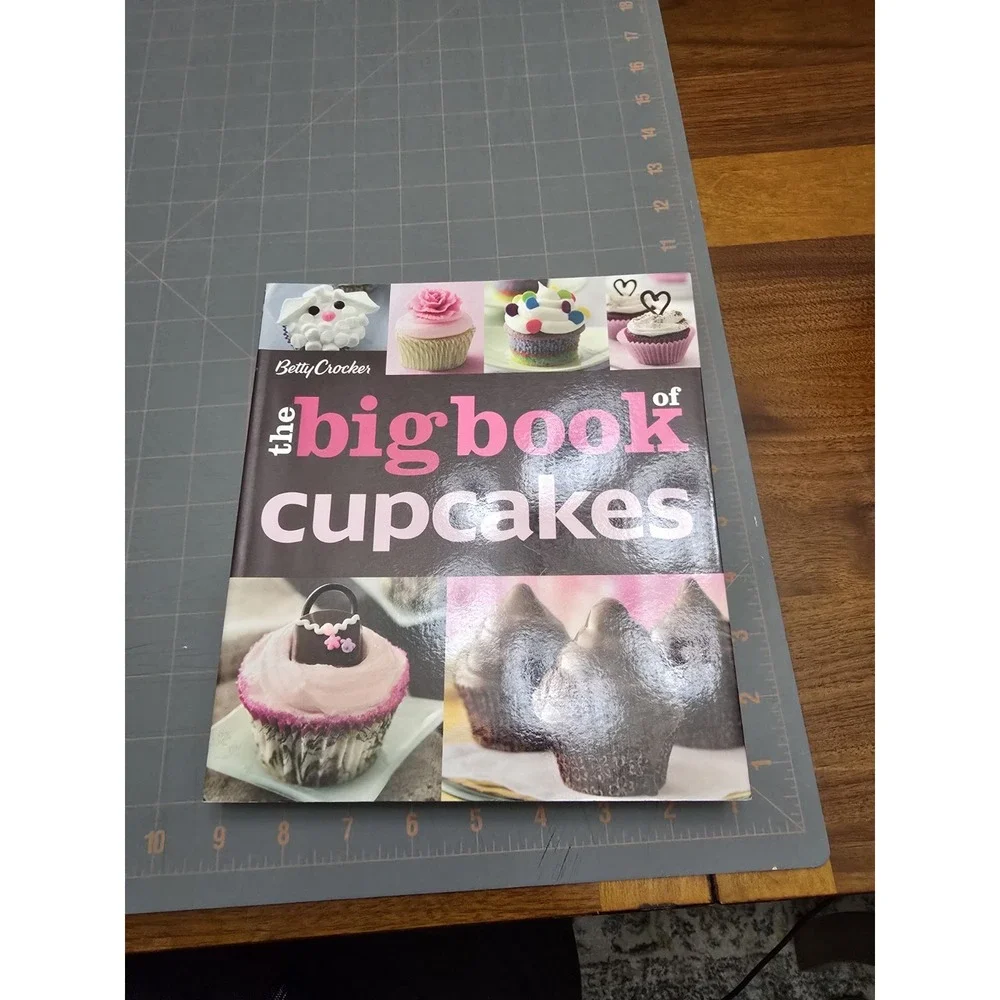 The Betty Crocker the Big Book of‎ Cupcakes by Betty Crocker